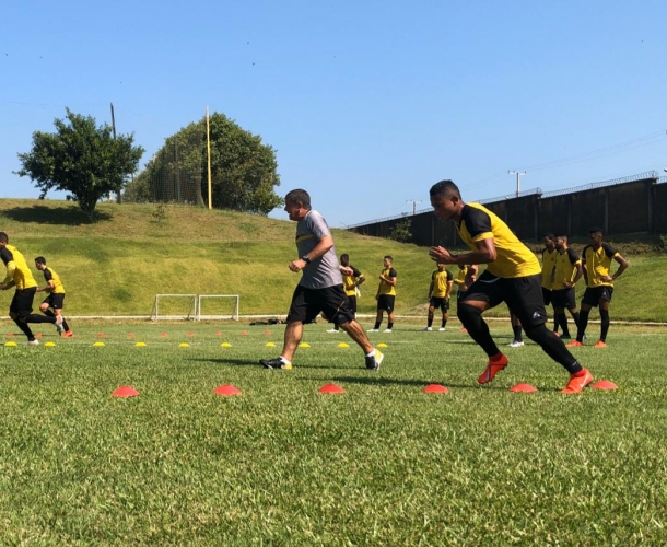 Grupo carvoeiro treina parte física no CT