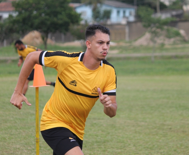 Grupo faz treino de resistência no gramado