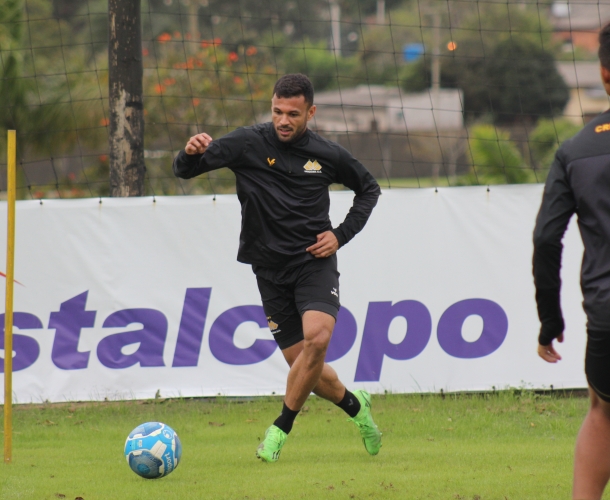 Grupo faz treino técnico e tático no CT