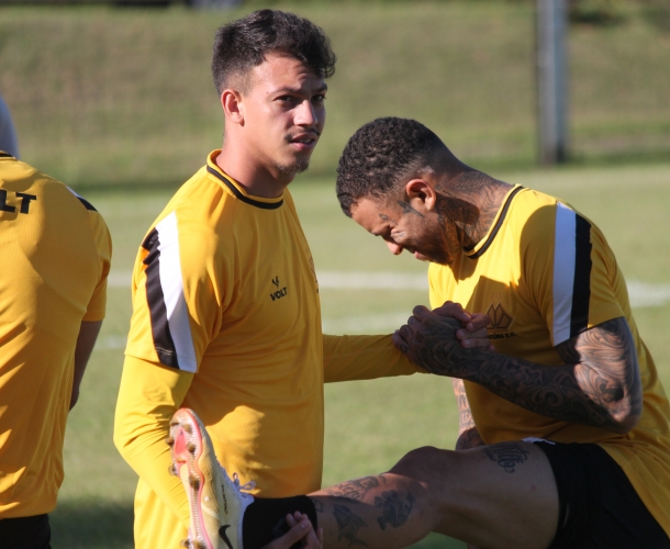 Grupo inicia a semana de trabalho no CT