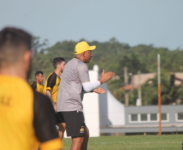 Grupo inicia a semana em dois períodos