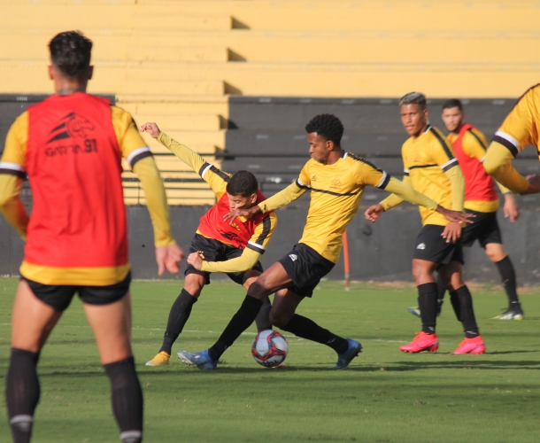 Grupo treina de manhã no CT e à tarde no HH