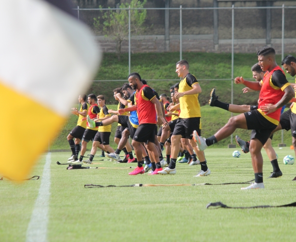 Grupo treina em dois períodos no CT