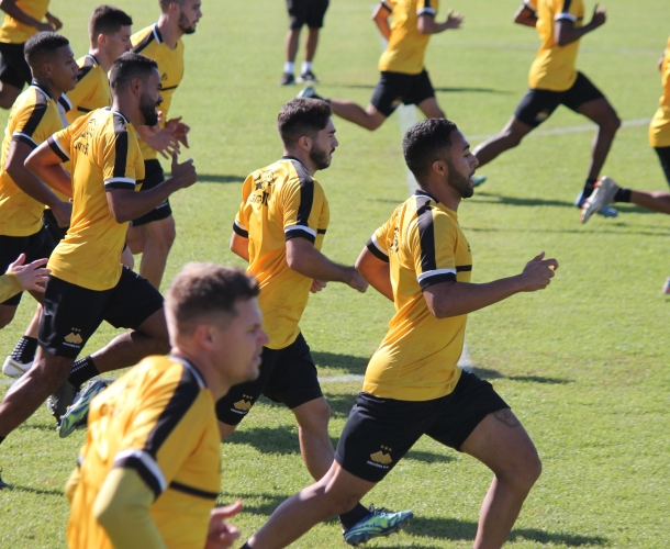 Treino em dois períodos no CT