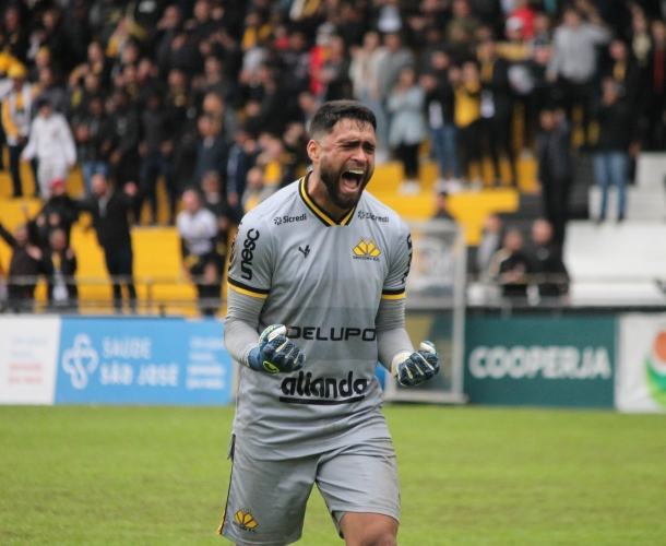 Gustavo fica 13 jogos sem sofrer gols na Série B
