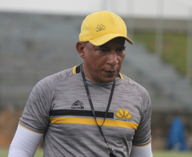 Hemerson Maria comanda treino tático de posicionamento