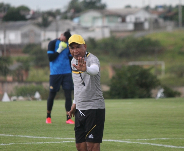 Hemerson Maria comanda treino tático