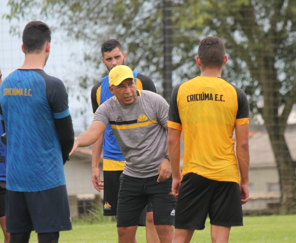 Hemerson Maria comanda treino técnico