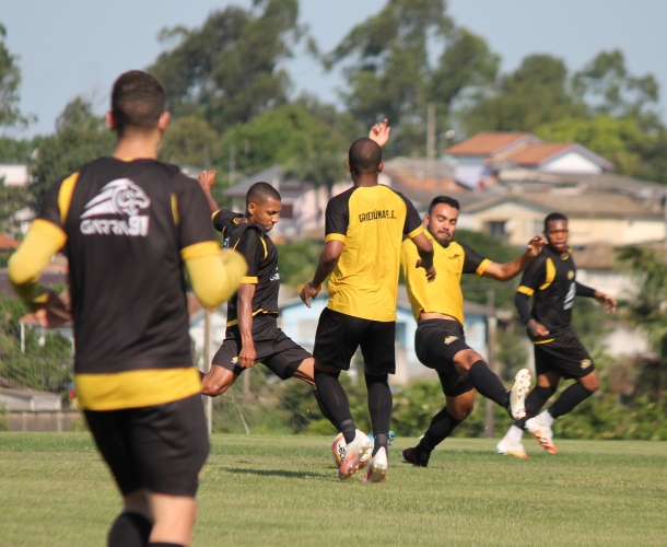 Inicio de semana com treinamento técnico e tático
