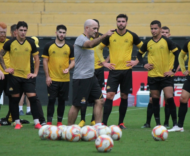 Itamar Schülle comanda o primeiro treino no Tigre