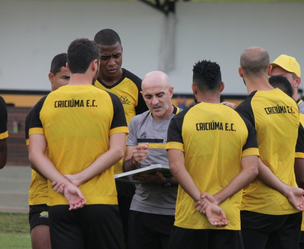 Itamar Schülle comanda treino tático no CT