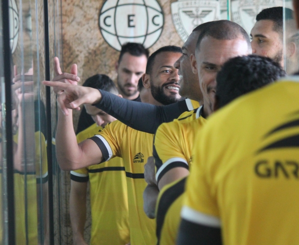 Jogadores do Tigre visitam a Sala de Troféus