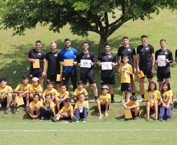 Jogadores recebem cartas das crianças da LBV 