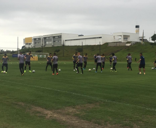 Jogadores treinam forte parte técnica