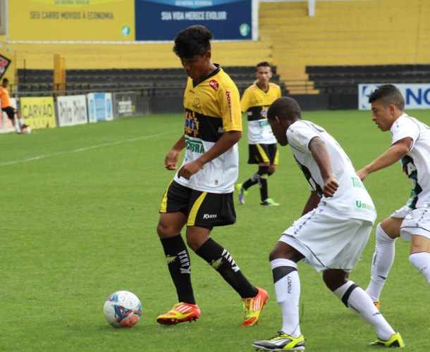 Juvenil empata na primeira partida da final