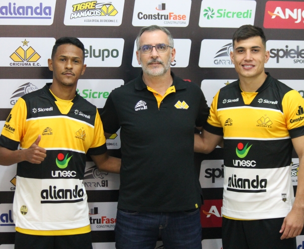 Léo Costa e Gabriel Henrique são apresentados oficialmente