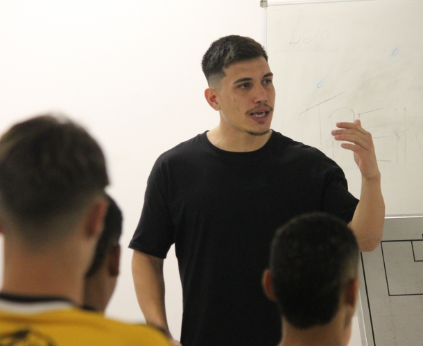 Léo Costa palestra para os garotos do Sub-17