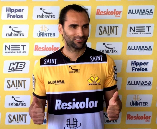 Léo Gamalho é apresentado oficialmente