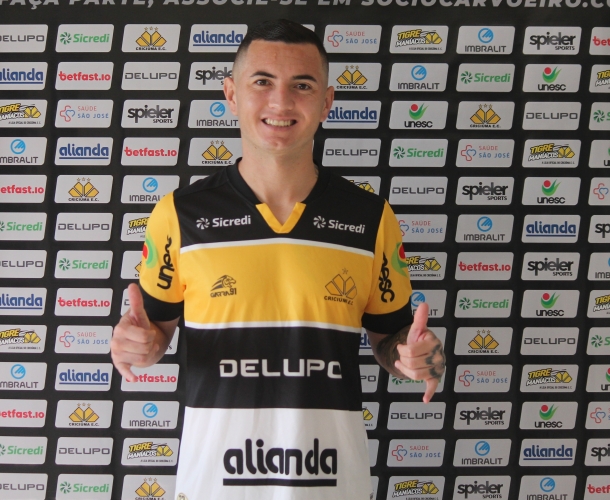 Lucas Xavier é apresentado oficialmente