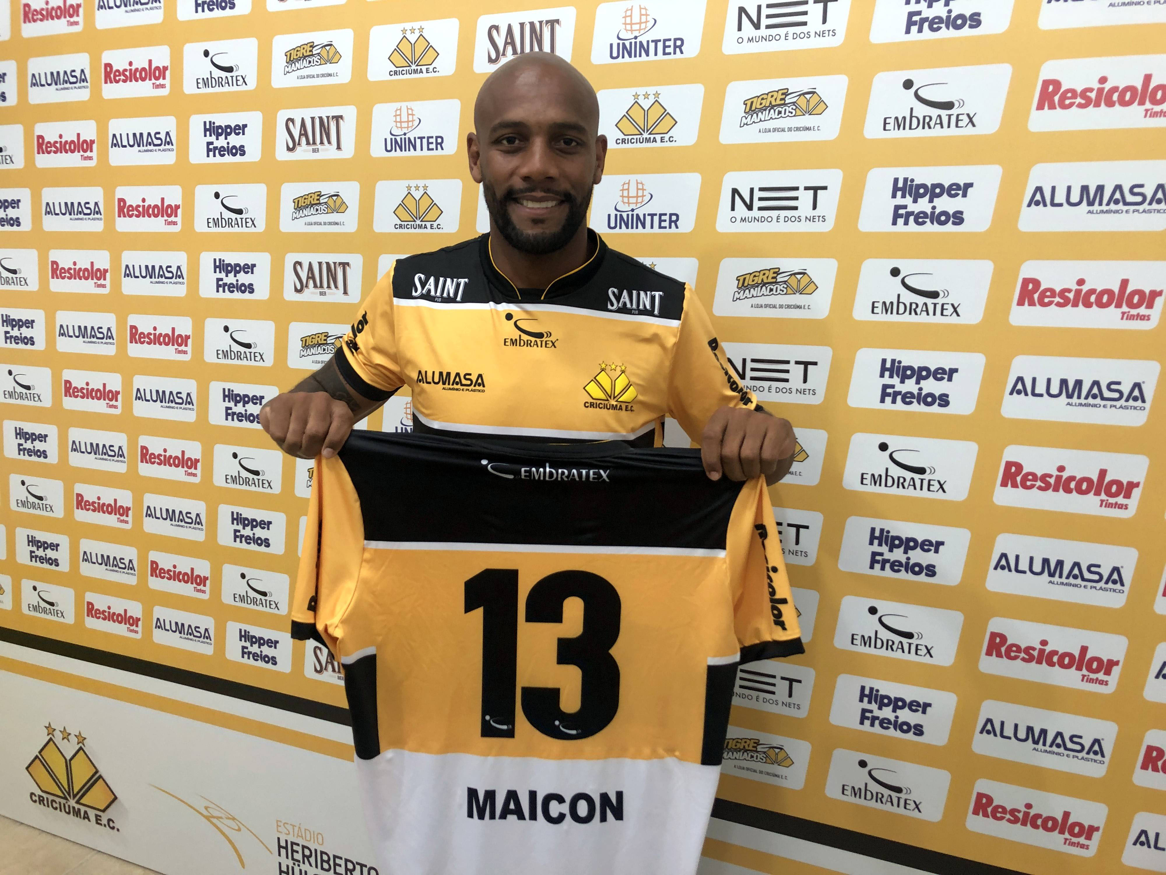 Maicon é apresentado oficialmente
