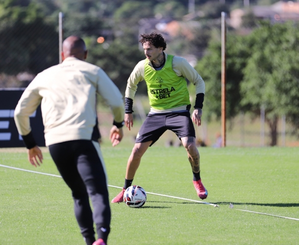 Manhã de intenso treinamento no CT