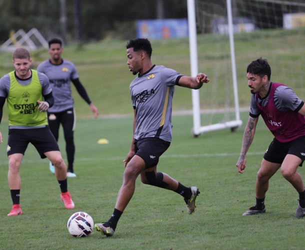 Manhã de quarta com treino técnico e tático