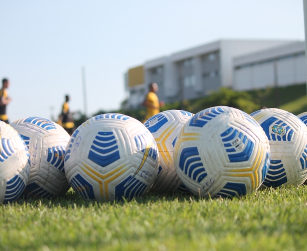 Manhã de treino na academia e tarde no gramado