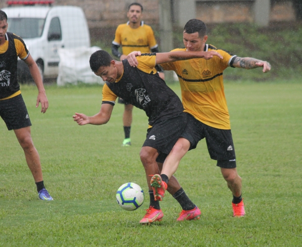 Manhã de treino técnico e tarde na academia do CT