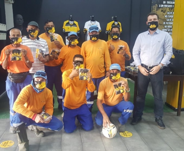 Máscaras são entregues aos garis de Criciúma