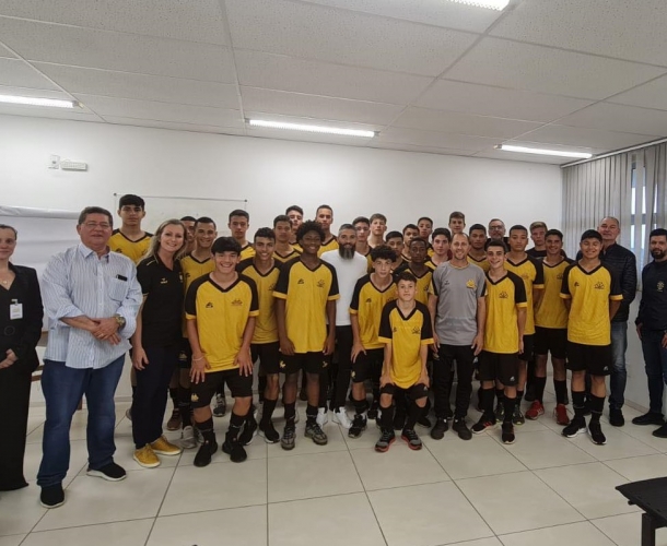 Meia Tony e psicóloga do clube palestram para a base