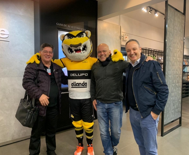 Membros do Criciúma e mascote Tigrão visitam a Eliane  