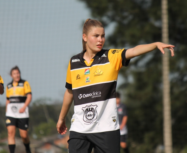 Meninas carvoeiras empatam em jogo-treino no CT