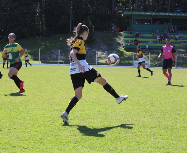 Meninas Carvoeiras estreiam com vitória no Jasc