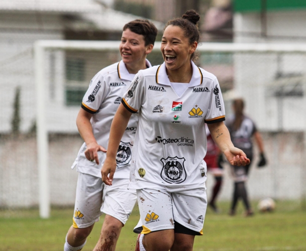 Meninas Carvoeiras goleiam e estão na final do Catarinense