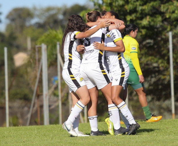 Meninas Carvoeiras goleiam na 4ª rodada