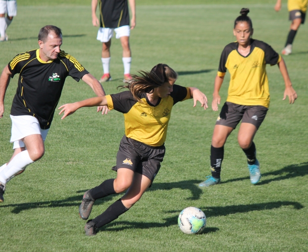 Meninas carvoeiras realizam jogo-treino no CT