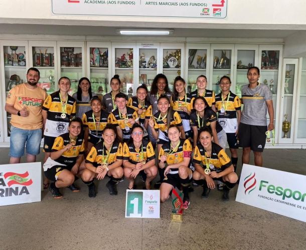 Meninas Carvoeiras são campeãs do regional do Jasc