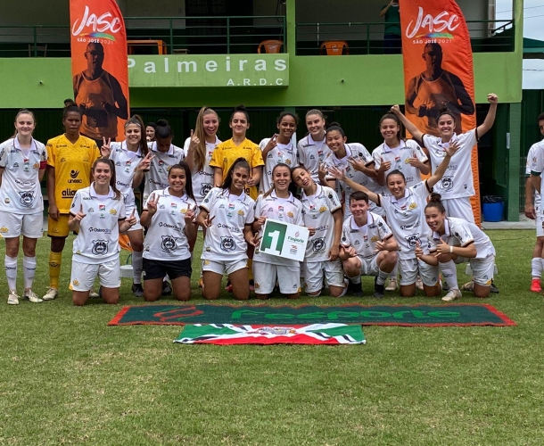 Meninas Carvoeiras são campeãs invictas do Jasc 