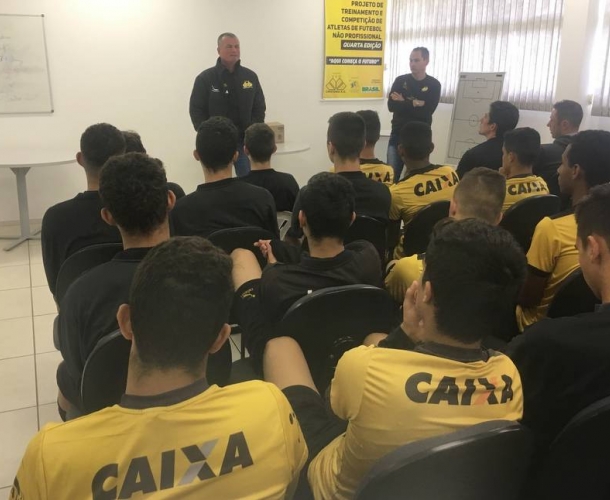 Palestra de Mazola Júnior para a base