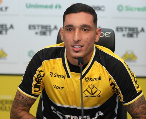 Paulo Vitor é apresentado oficialmente