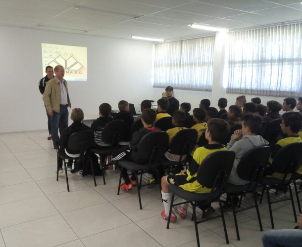 Presidente conversa com atletas da base