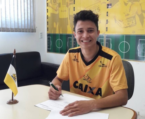 Primeiro contrato profissional de Ykaro