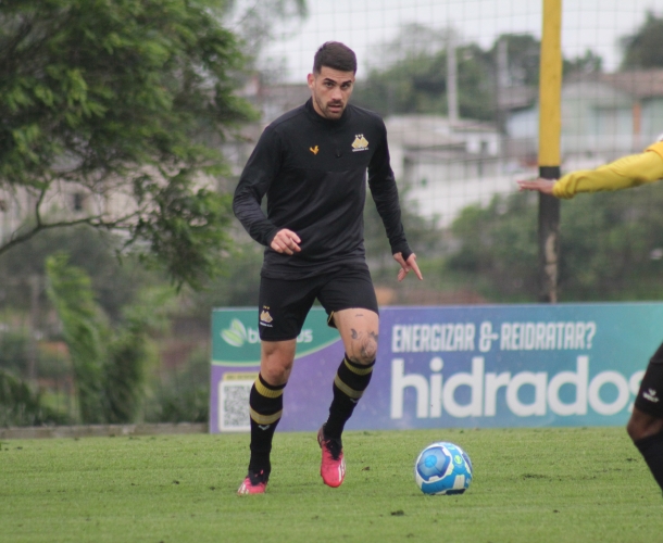 Profissionais enfrentam o Sub-20 em jogo-treino