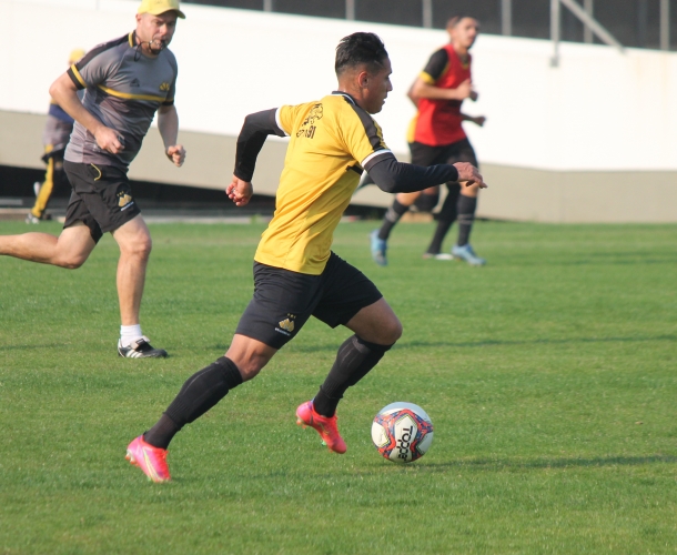 Profissionais enfrentam o Sub-20 em jogo-treino 