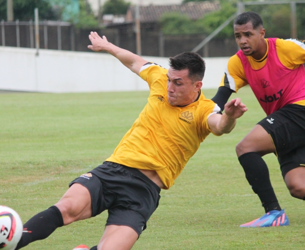 Profissionais enfrentam Sub-20 em coletivo