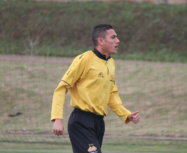 Profissionais vencem o Sub-20 em jogo-treino