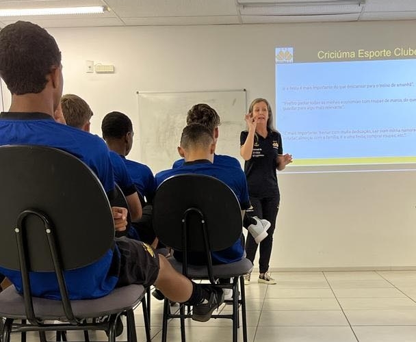 Psicóloga aborda valores de convivência com a base