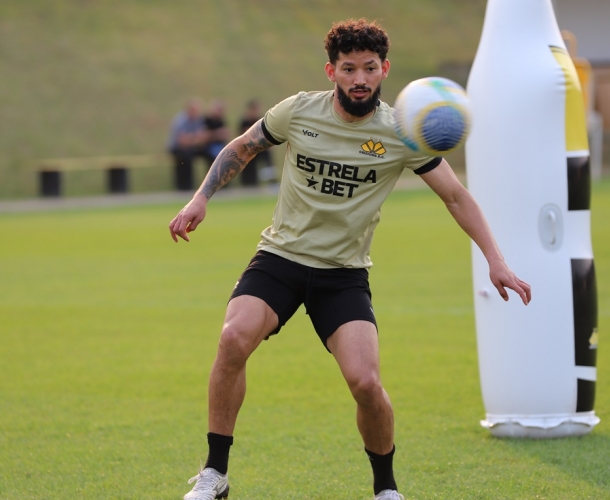 Quinta com treinamento técnico e tático no CT