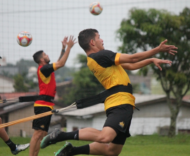 Quinta-feira de treinamento físico e técnico