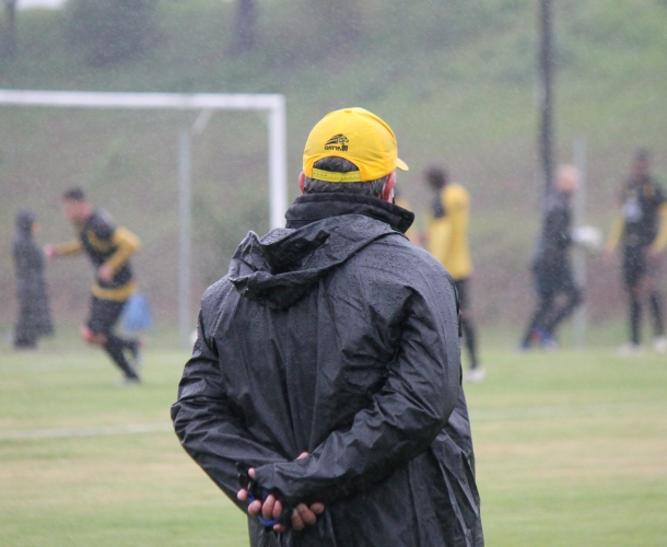Roberto Cavalo comanda treino tático no CT